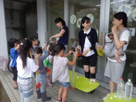 20160722うちわ作り＆色水あそび (18)_R